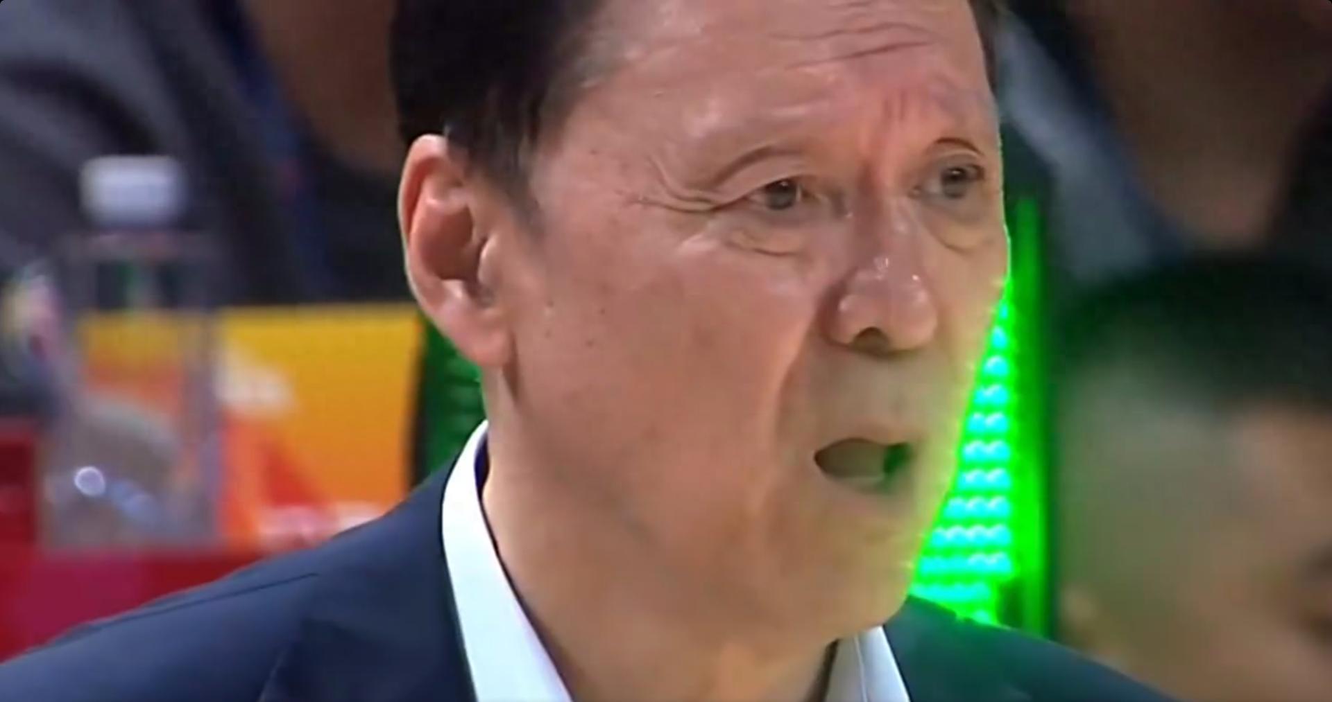 九游娱乐-现役国手，把赖俊豪推向广告牌，扭伤颈部，球迷：人品球技都不行